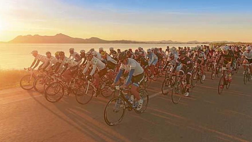 Dem Sonnenaufgang entgegen: Teilnehmer der Inselrundfahrt Mallorca 312 in der Bucht von Alcúdia.