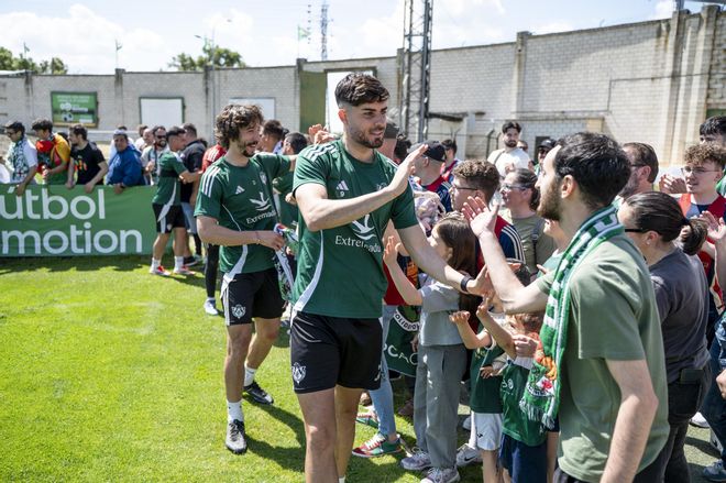 La afición motiva a los jugadores del Cacereño en el entrenamiento