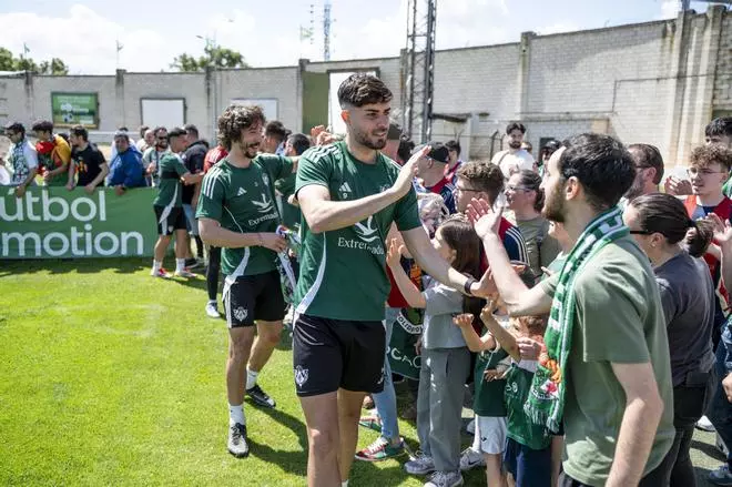 La afición motiva a los jugadores del Cacereño en el entrenamiento