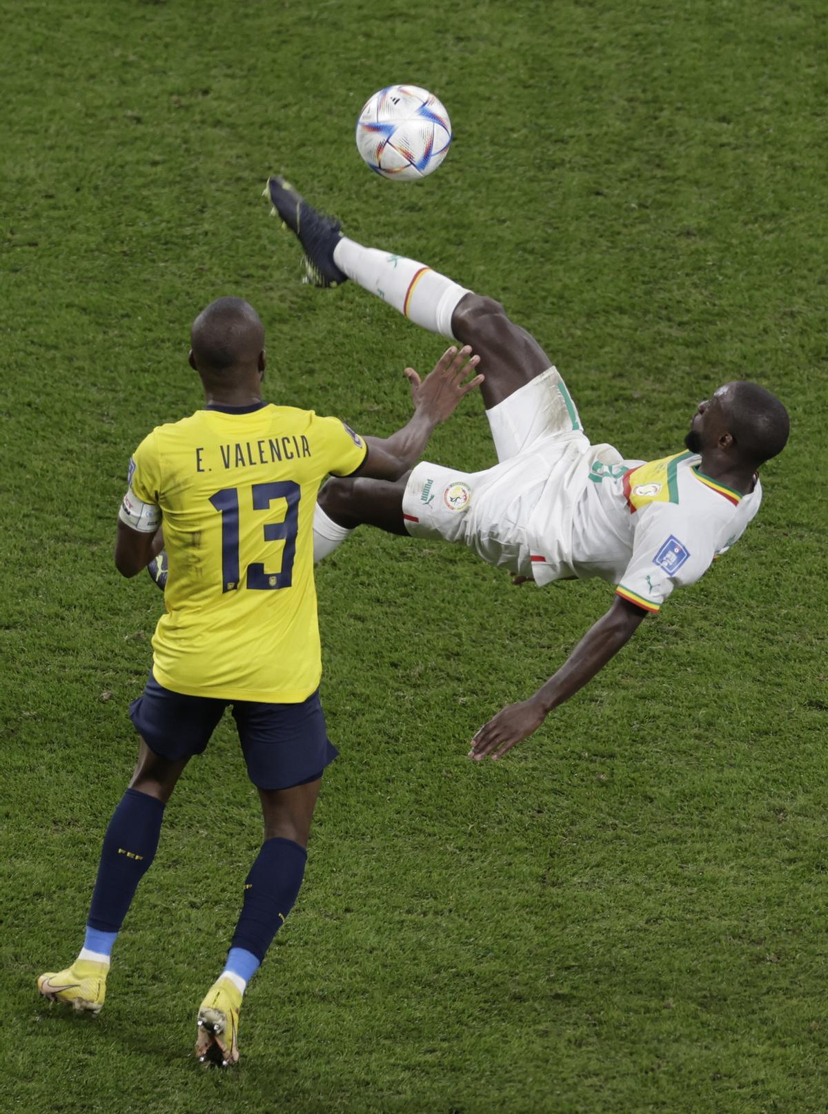 GR2048. DOHA (CATAR), 29/11/2022.- Énner Valencia (i) de Ecuador disputa un balón con Youssouf Sabaly de Senegal hoy, en un partido de la fase de grupos del Mundial de Fútbol Qatar 2022 entre Ecuador y Senegal en el estadio Internacional Jalifa en Doha, (Catar). EFE/Antonio Lacerda