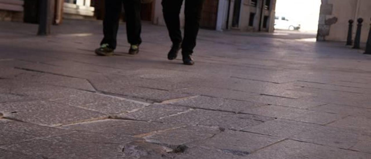 Vecinos denuncian  el deterioro del pavimento de la calle Mayor de Villena