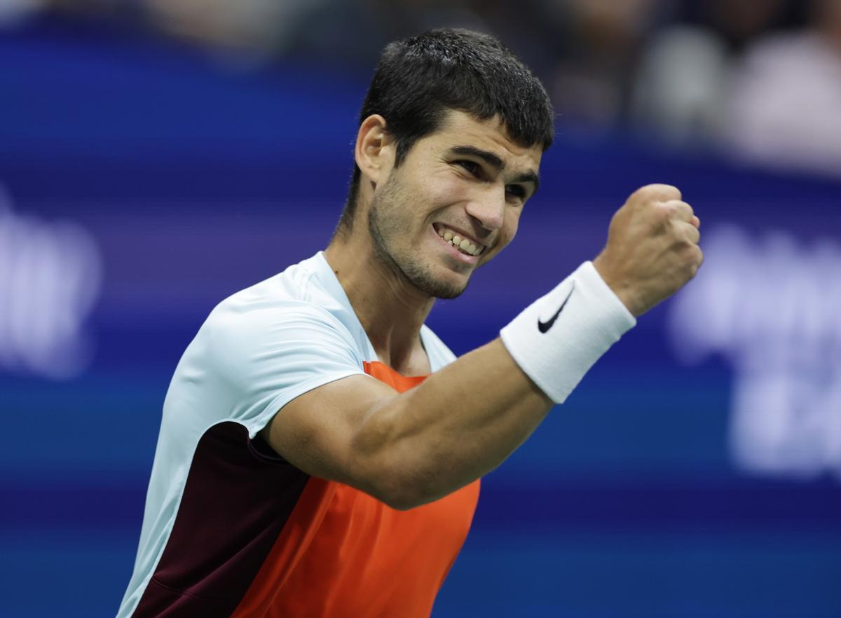 Flushing Meadows (United States), 11/09/2022.- Carlos Alcaraz of Spain reacts after taking the first set from Casper Ruud of Norway during the men’s final match at the US Open Tennis Championships at the USTA National Tennis Center in Flushing Meadows, New York, USA, 11 September 2022. The US Open runs from 29 August through 11 September. (Tenis, Abierto, Noruega, España, Estados Unidos, Nueva York) EFE/EPA/JUSTIN LANE