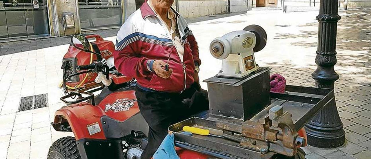 El afilador Francisco Campos en Santa Eulàlia.