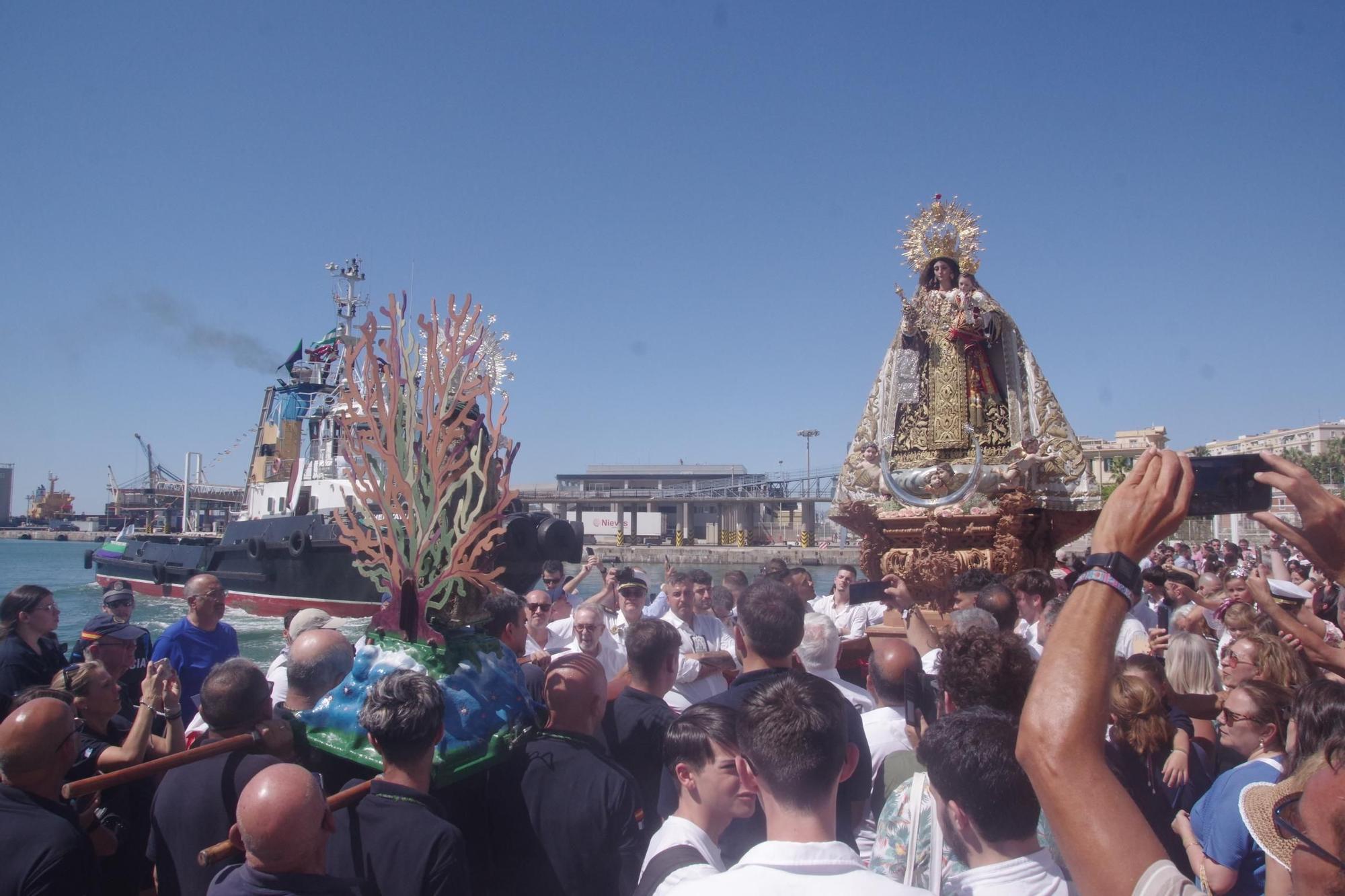 Encuentro en el Puerto de las vírgenes del Carmen de El Perchel y la de los submarinistas