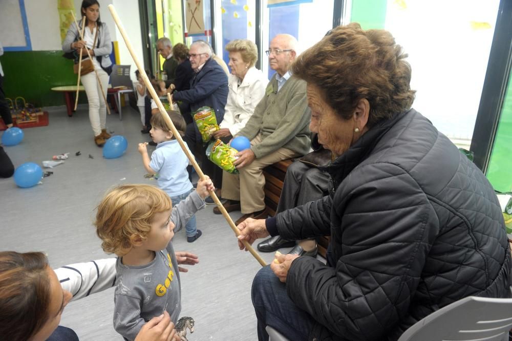 Visita de pacientes con alzheimer de Afaco a la escuela infantil de Os Rosales