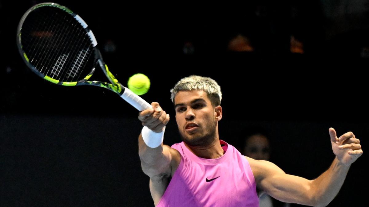 Carlos Alcaraz se enfrenta a Jannik Sinner hoy sábado 18 de octubre en la final del Six Kings Slam