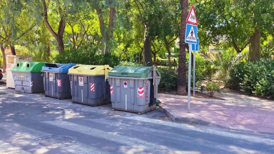 El calor dispara las quejas vecinales en Murcia por los malos olores de los contenedores