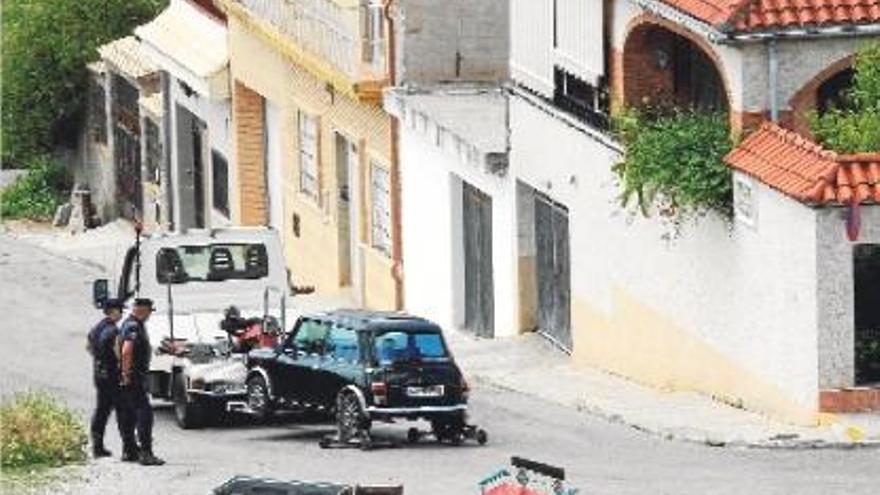 Momento en que la policía confiscó el Mini de la mujer de Ruso, aparcado ante su domicilio.