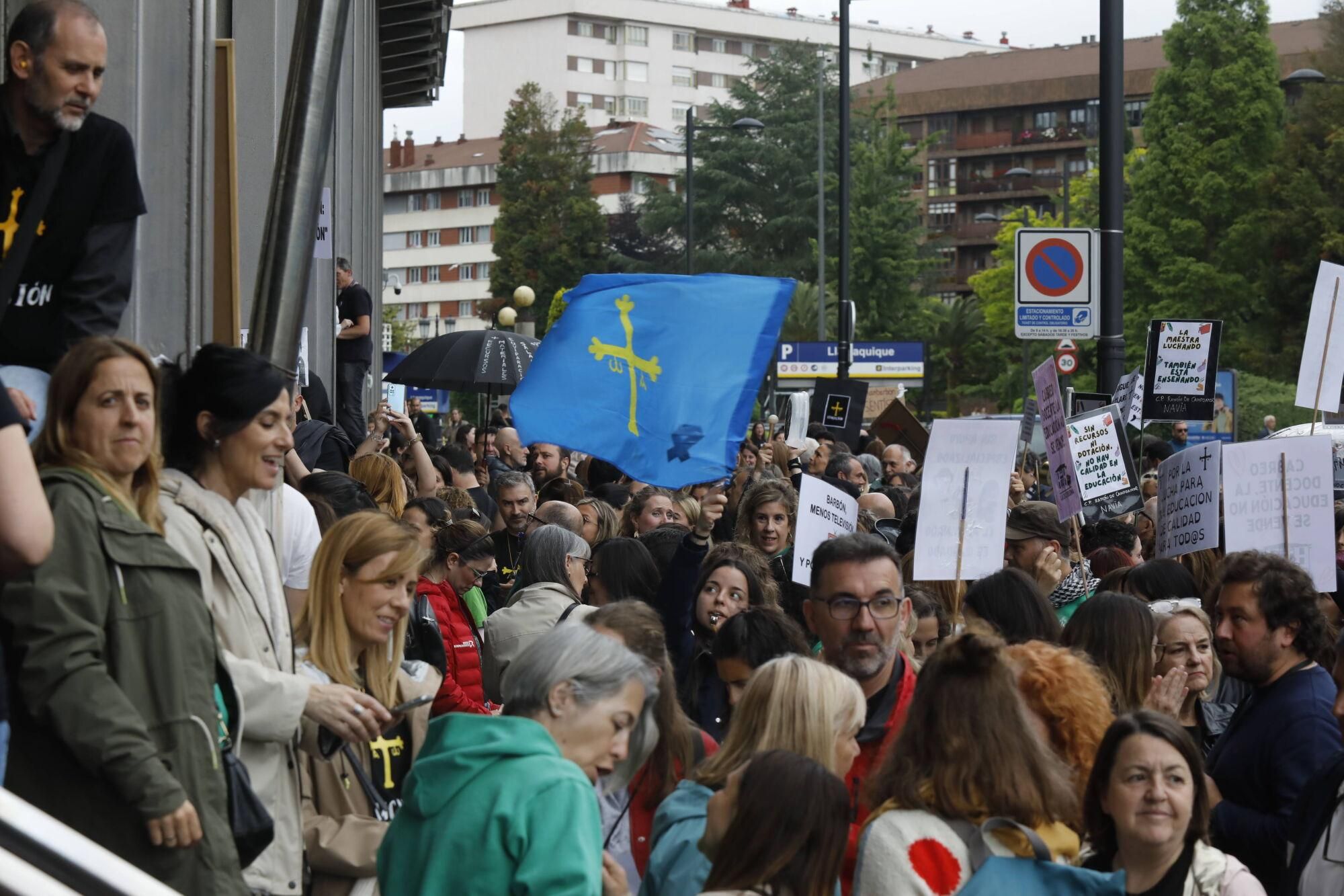 Cientos de profesores se concentran en Oviedo mientras Gobierno y sindicatos negocian.