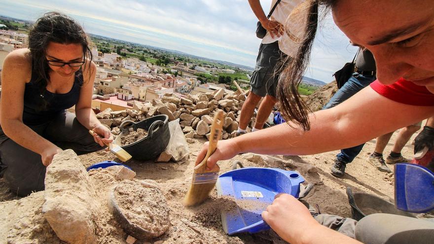 Trabajos arqueológicos en el yacimiento de Las Laderas del Castillo de Callosa de Segura a cargo del MARQ en 2017.  | TONY SEVILLA