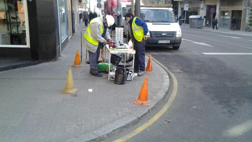 Operarios instalan fibra óptica en la provincia