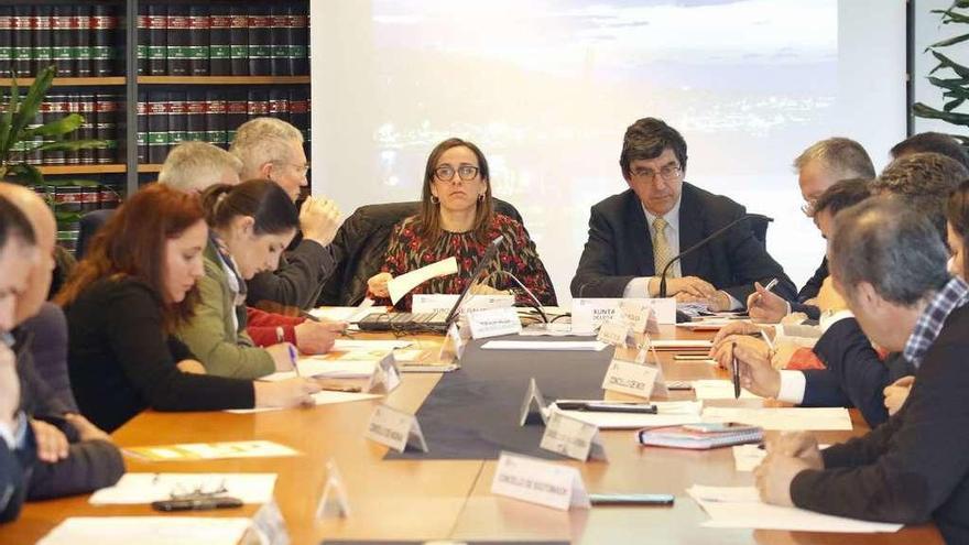 Vázquez y López-Chaves, con representantes de diez concellos al ausentarse los del PSOE. // A. Villar