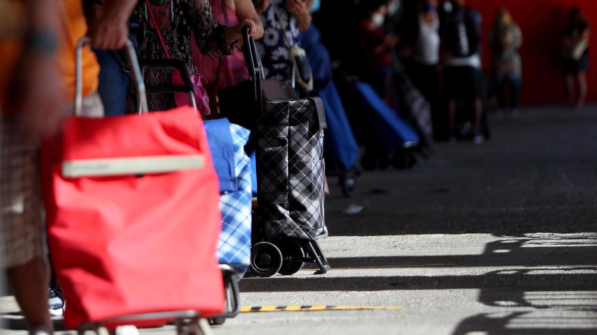 Imagen de archivo de reparto de alimentos, en València.