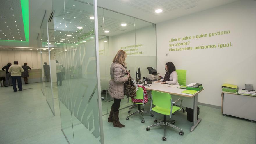 Los castellonenses sacan del banco 43 millones de euros al mes este año