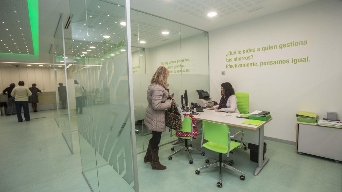 Imagen del interior de la oficina de una entidad financiera con atención personalizada para la gestión de los ahorros de sus clientes.
