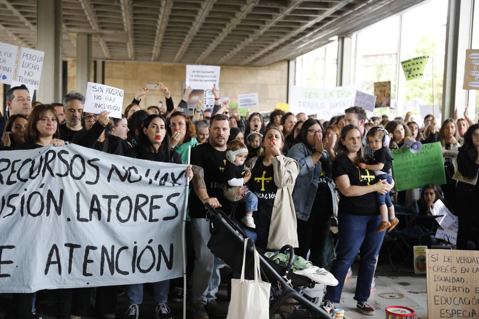 Cientos de profesores se concentran en Oviedo mientras Gobierno y sindicatos negocian.