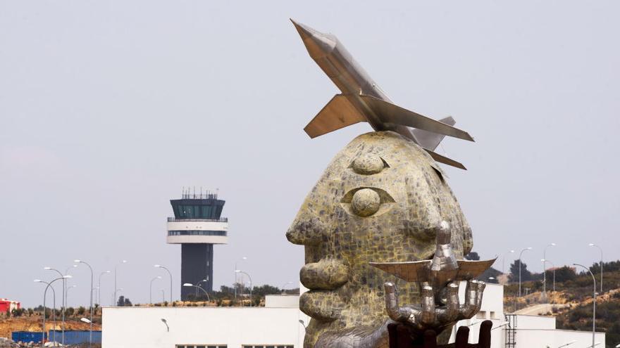 Una estatua de Ripollés da la bienvenida a los viajeros en el aeropuerto de Castelló.