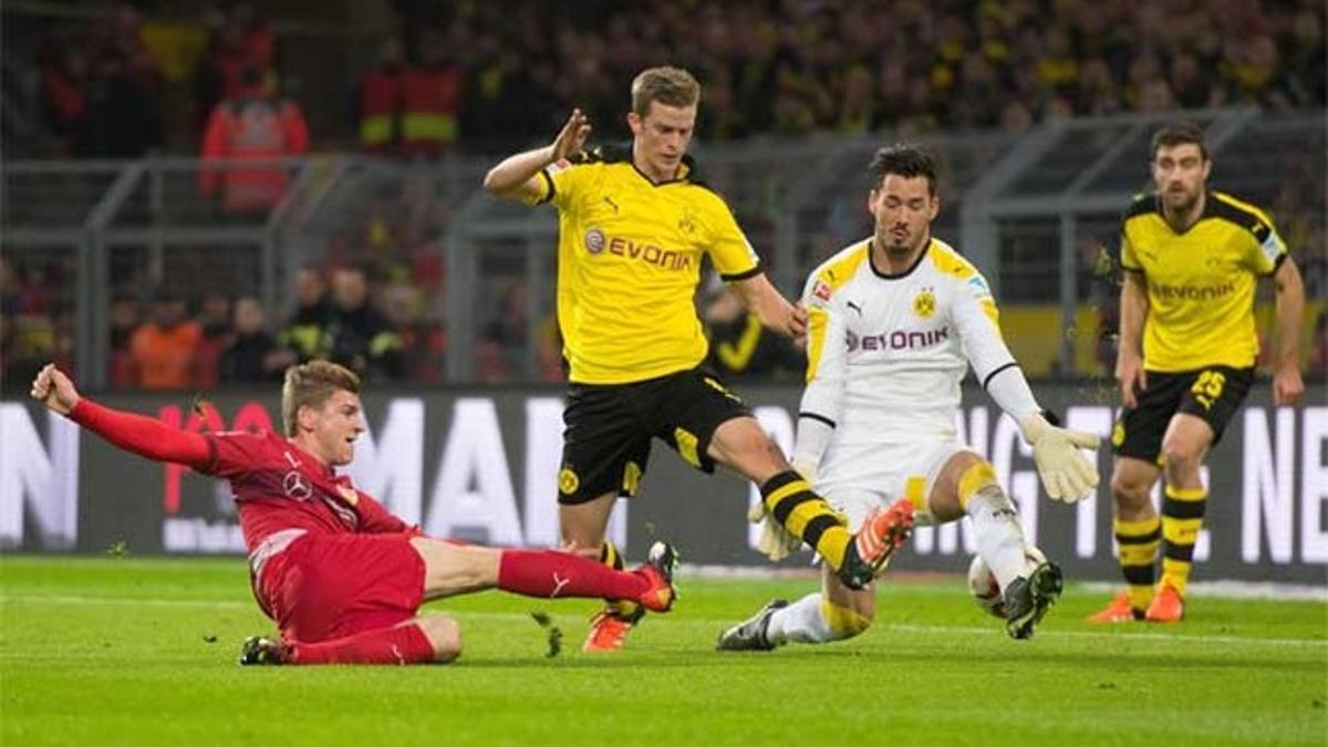 Timo Werner (izquierda) del Stuttgart, en acción frente a Sven Bender, el portero Roman Weidenfeller y Sokratis 