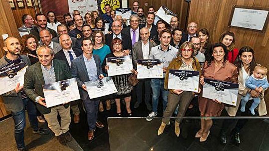 Foto de familia de los galardonados en la gala de los Premios Artesanos 2019.