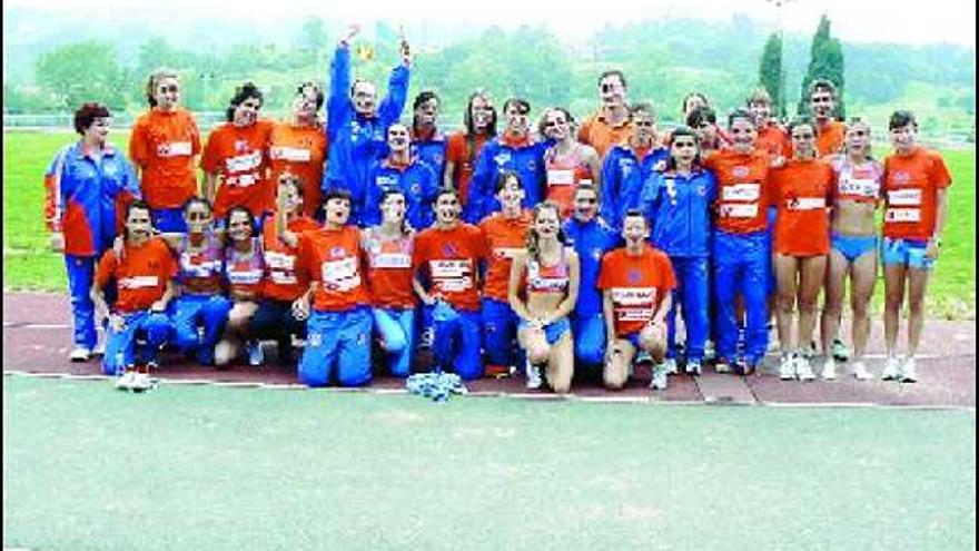 El equipo femenino del Oviedo Atletismo que compitió el pasado año posa en las pistas de San Lázaro.