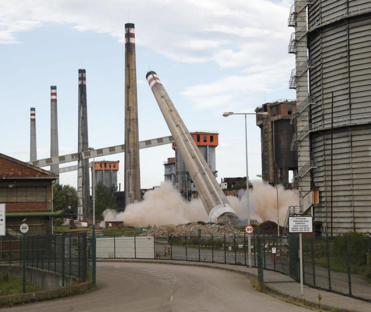 El momento de la caída de una chimenea. | R. S.