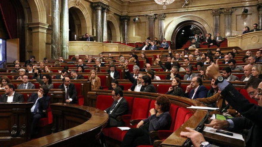 Imatge general d&#039;una votació al ple del Parlament