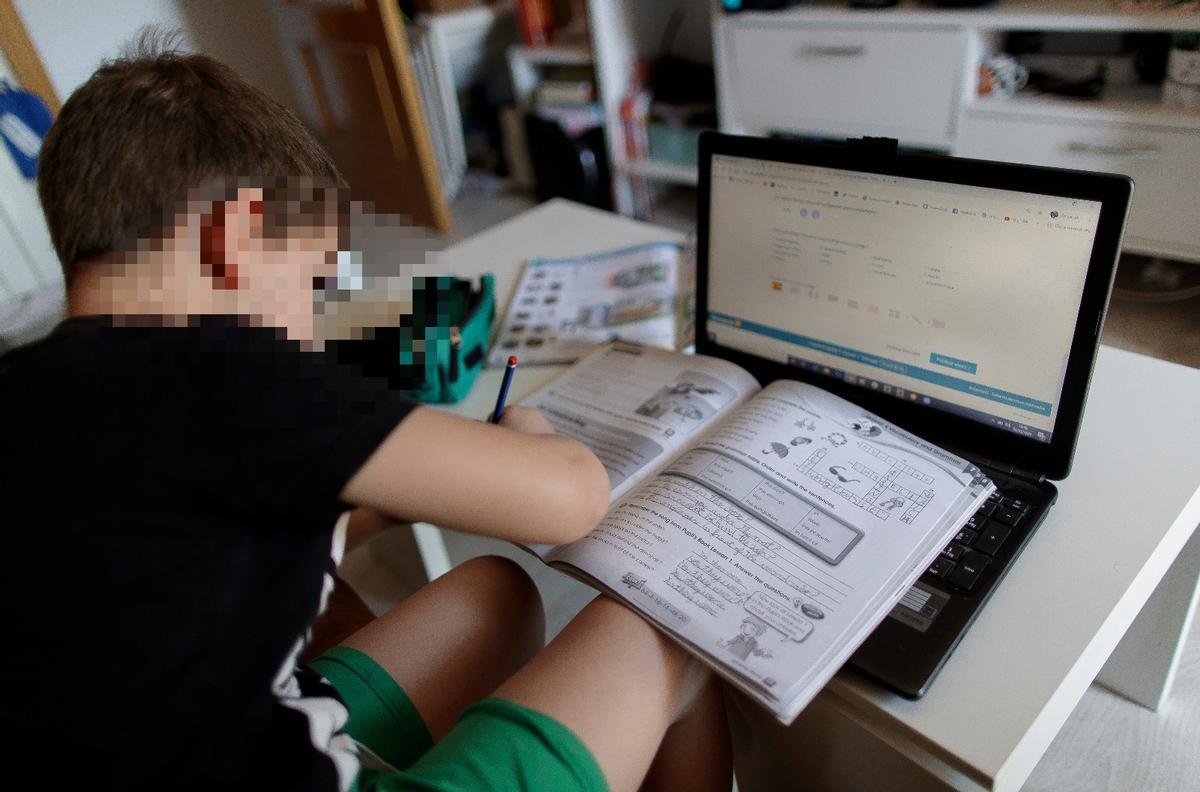 Un menor haciendo deberes en casa.