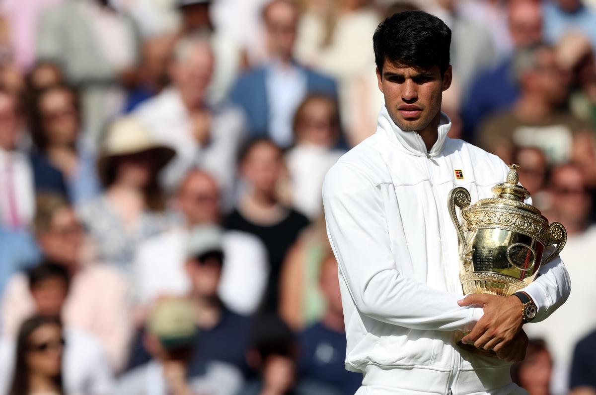 Carlos Alcaraz, con el trofeo de campeón en Wimbledon. 