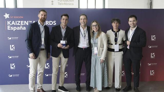 Un equipo de Cárnicas CInco VIllas formado por Víctor Monreal, responsable de Despiece, Nuria Gericó, responsable de deshuesado de jamones; Verónica Barca, responsable de limpieza y desinfección de las instalaciones; Ieltxu Lecina, responsable envasado y congelado; y Joan Casals, gerente, se desplazó hasta Madrid para recoger el premio. A la derecha, Joan Casals, explica el cambio que ha supuesto este modelo.