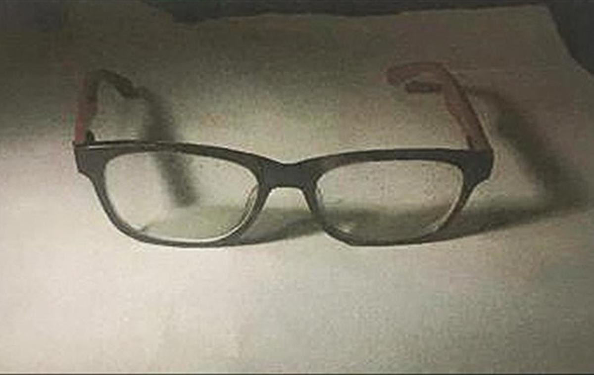 Gafas de la víctima halladas en el taller del encausado.