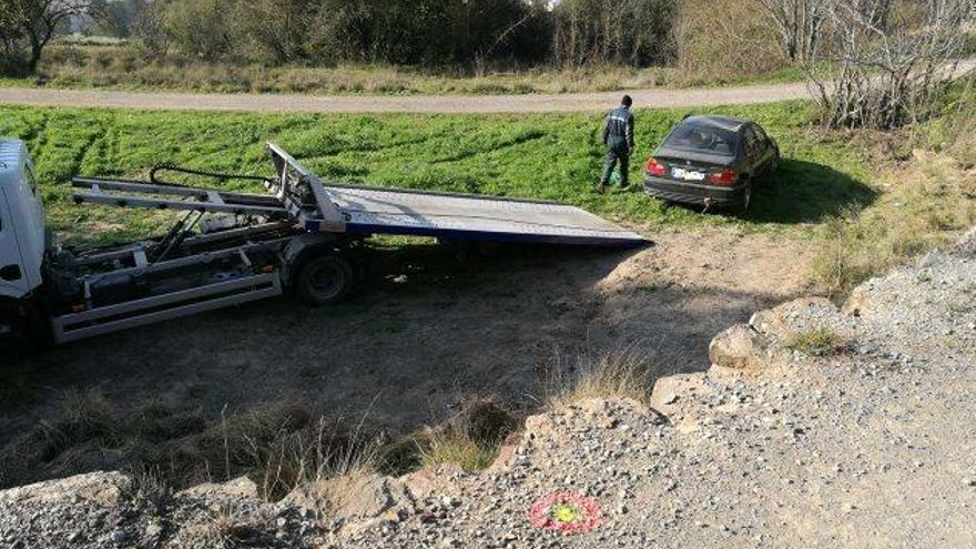 Moment en què el vehicle accidentat era retirat del lloc dels fets, ahir a 2/4 de 10 del matí