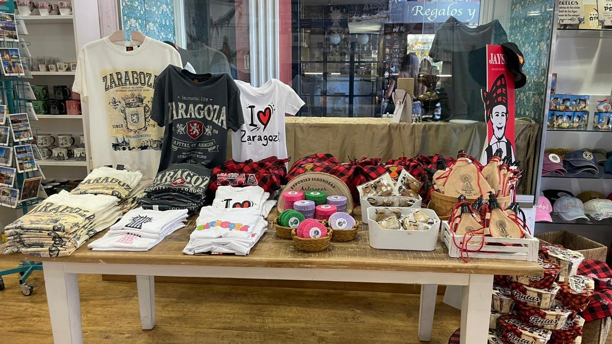 Algunos de los souvenirs de la tienda Souvenir Zaragoza Olé