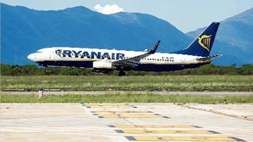 Un avió de Ryanair enlairant-se de les pistes de l&#039;aeroport de Girona, en una fotografia d&#039;arxiu.
