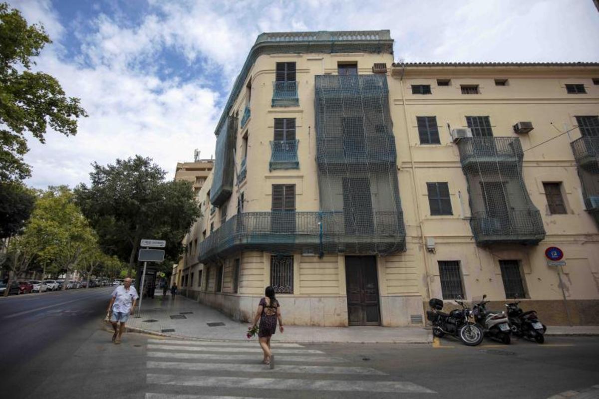 El Consell planea dar un nuevo uso a su antigua sede de Carreteras en la avenida Gabriel Alomar. | G. BOSCH