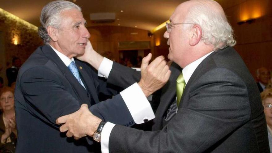 Alvariño saluda a Fontenla en las últimas elecciones en las que el coruñés fue elegido presidente de la CEG. la opinión