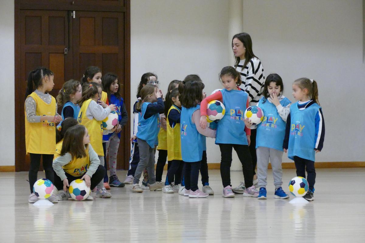 Escolàpies Figueres impulsa el futbol femení amb el projecte Playmakers de la UEFA i Disney