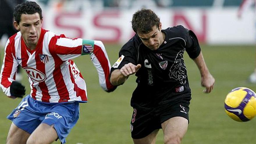 MD56 MADRID, 11/01/09.- El capitán del Atlético de Madrid, Maxi Rodríguez (i), y el defensa del Athletic de Bilbao Koikili Lertxundi (d), responsable de uno de los goles del encuentro, persiguen el balón por el césped del Vicente Calderón, en la decimoctava jornada de liga.