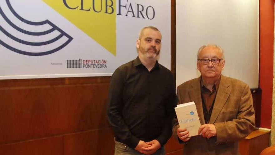 Rubén Rey presentou onte no Club FARO a Justo Beramendi (dereita). // Alba Villar