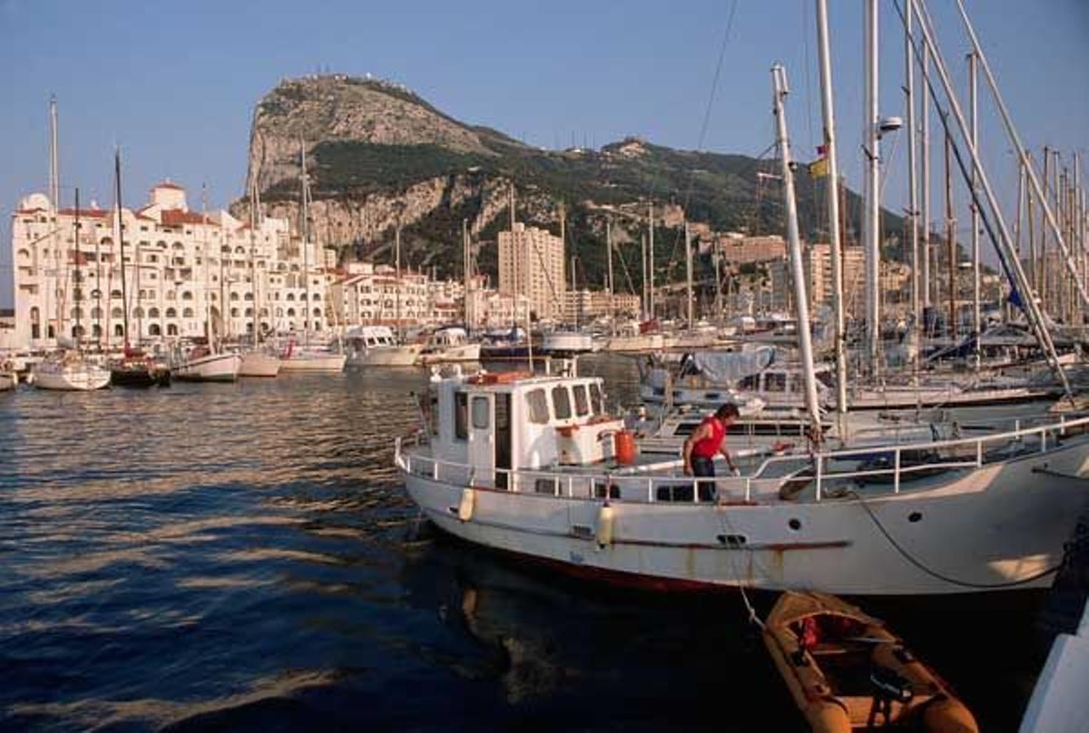 Puerto de Gibraltar con el Peñón al fondo