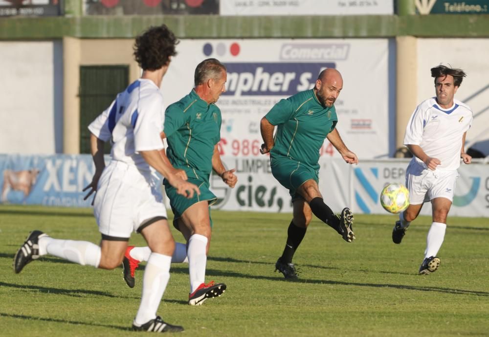 Ambientazo en O Vao durante el partido solidario a favor de la asociación, que reunió a más de 400 espectadores.