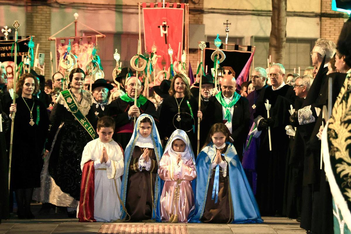 Las autoridades, con los niños protagonistas de Las Tres Caigudes.