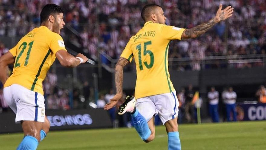 Dani Alves salva del ridículo a Brasil