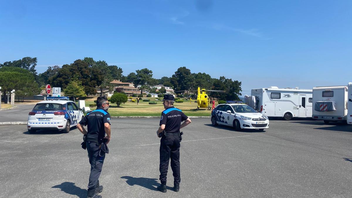 Francisco Candal (d.) y otro agente de la Policía Local de O Grove, durante el reciente traslado de un ciudadano vigués que fue atacado por velutinas en el campo de golf de A Toxa.