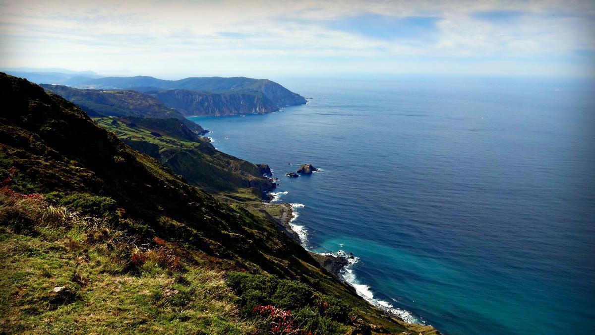 Los acantilados más altos de Europa continental están en España: 613 metros de altura, una joya de piedra del siglo XVIII y la famosa subasta del pescado