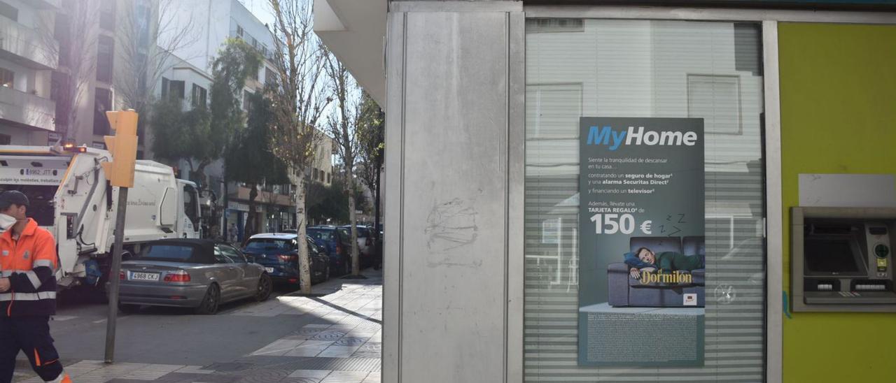 Una de las dos oficinas de Isidor Macabich, ayer, sin los rótulos identificativos del banco. | C.NAVARRO