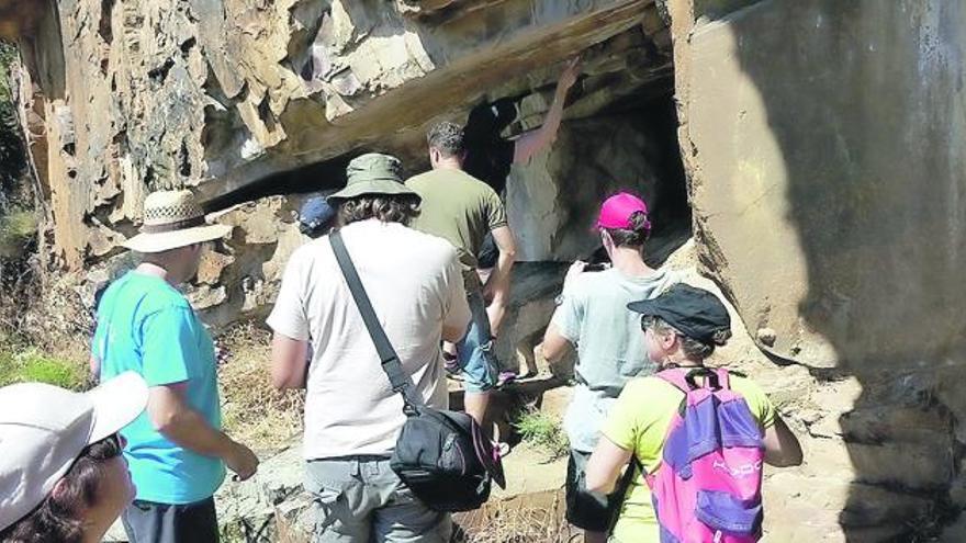 Uno de los voluntarios realiza trabajos en las excavaciones.