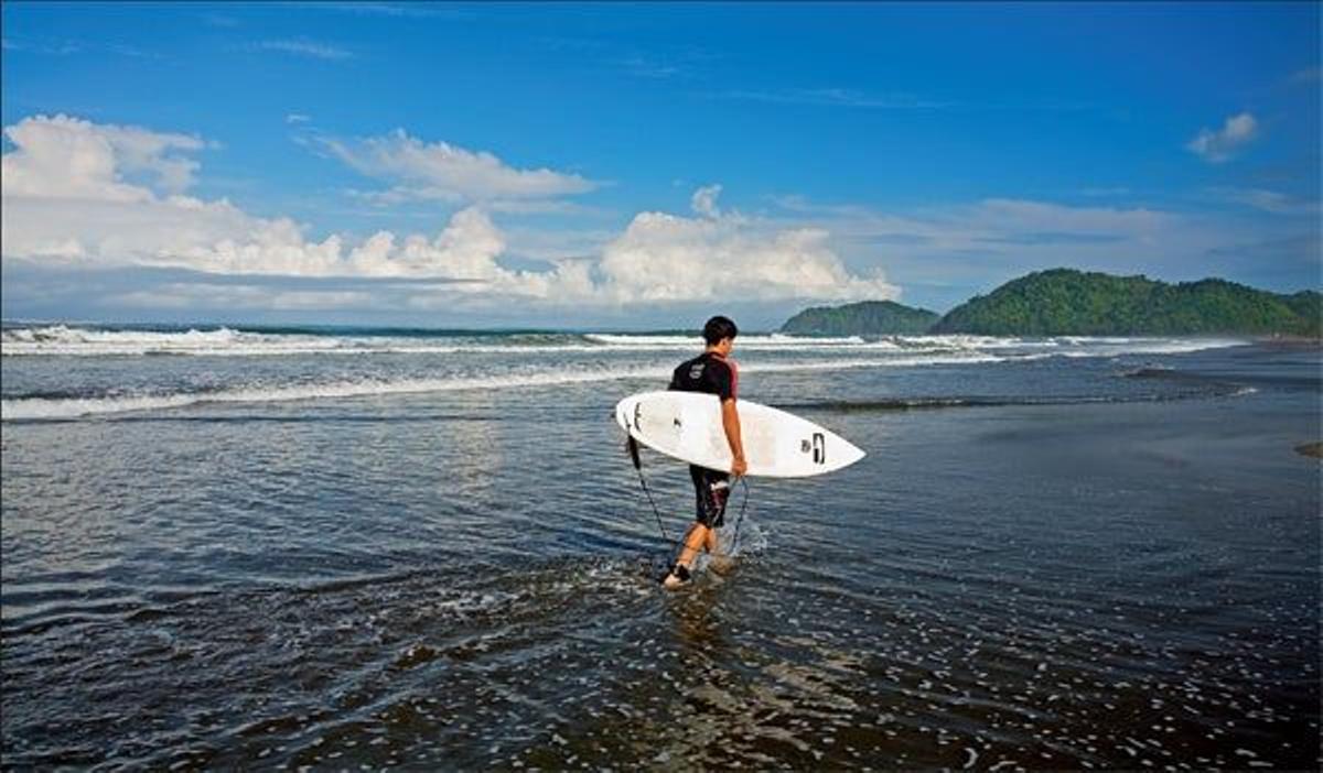 Playa Jacó, un tranquilo arenal frecuentado por surferos.
