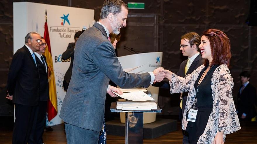 Irene Alcubilla recibe la beca de manos del Rey.