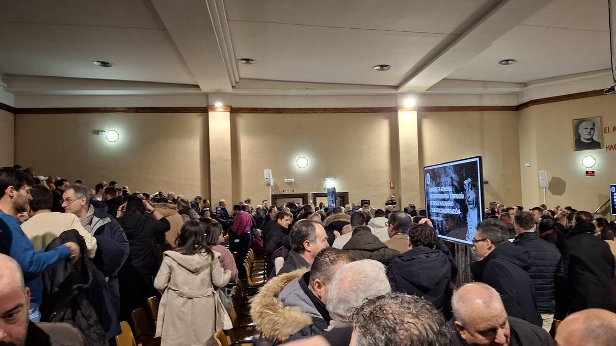 Cofrades se levantan cuando se anuncia la suspensión de la asamblea.