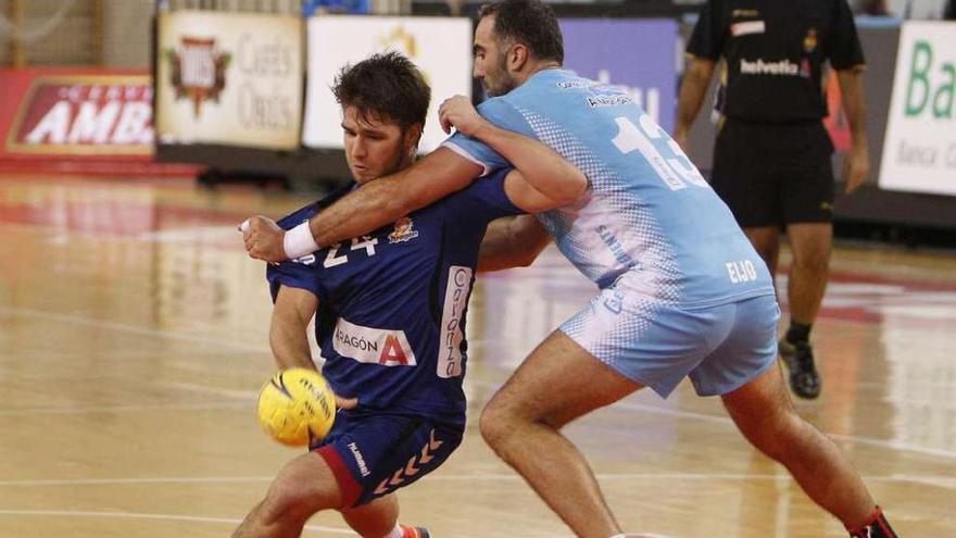 Fernando Eijo defiende en una jugada del duelo de ayer al extremo Javier Ariño. // El Periódico de Aragón